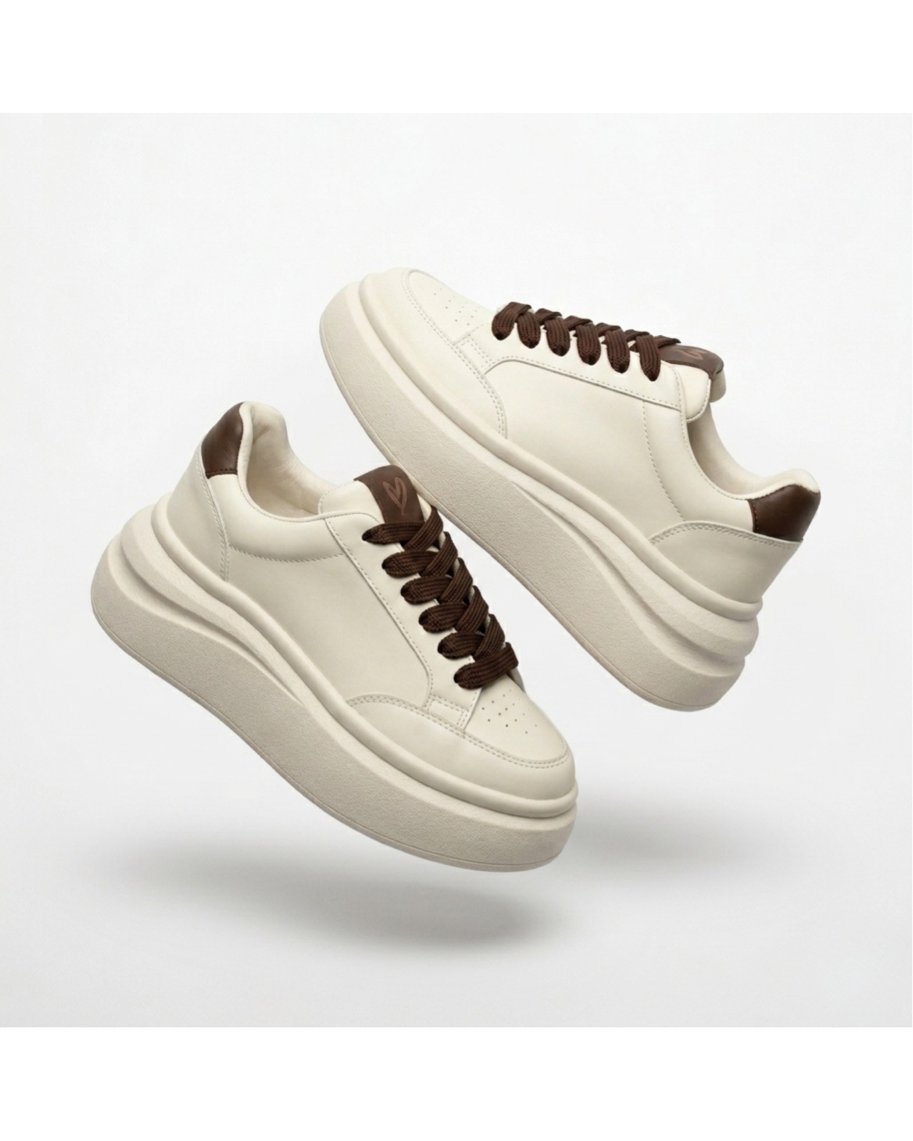 Tenis plataforma beige para mujer con detalles café Ref Martina