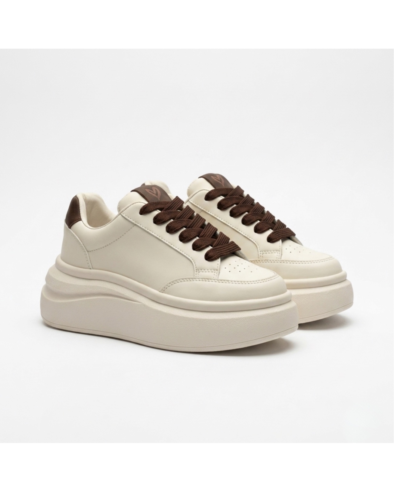 Tenis plataforma beige para mujer con detalles café Ref Martina - Imagen 2